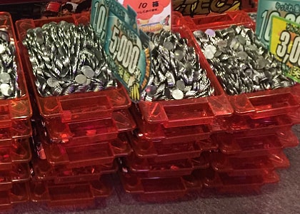 LEDを使用した派手な演出と美麗な液晶映像で射幸心を煽りまくるスロットマシン