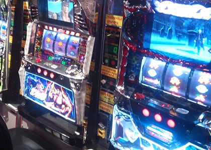 LEDを使用した派手な演出と美麗な液晶映像で射幸心を煽りまくるスロットマシン